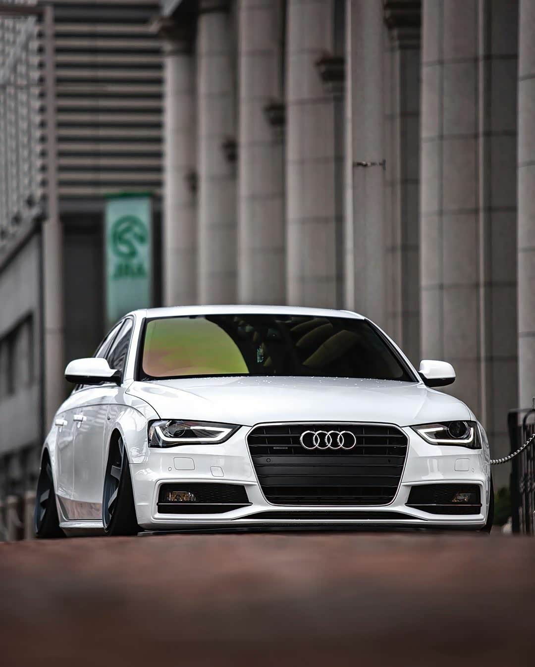 白色素净风格的奥迪a4