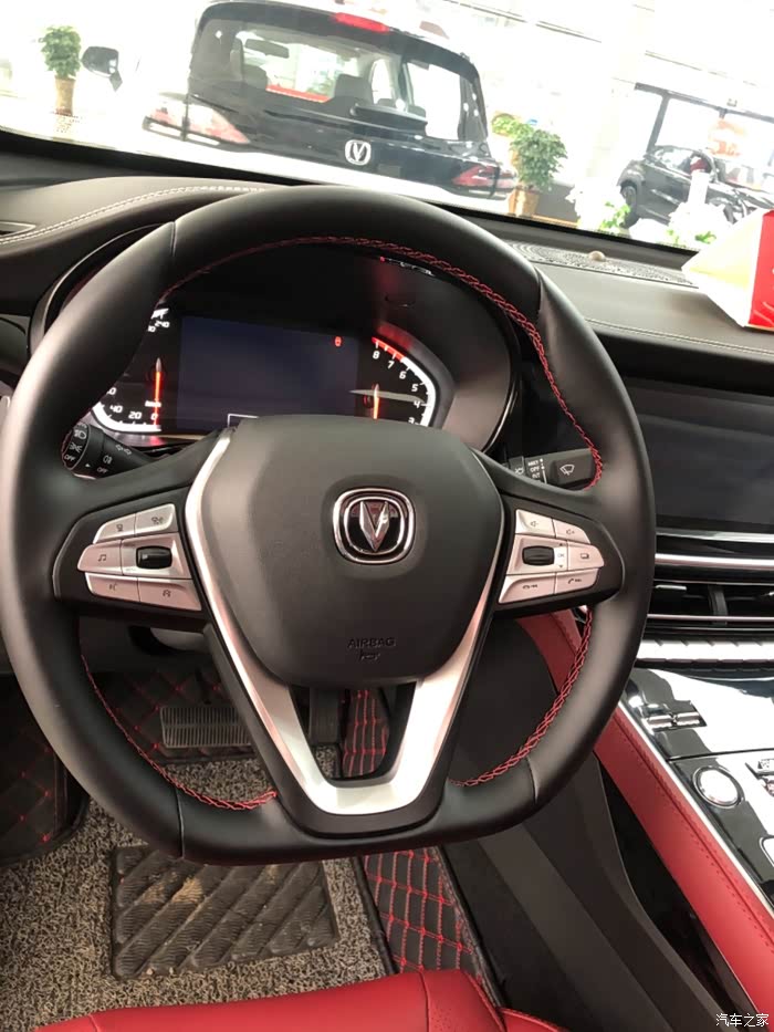方向盘的形状像是字母d,上面长安的logo闪闪发亮,旁边还有功能按键