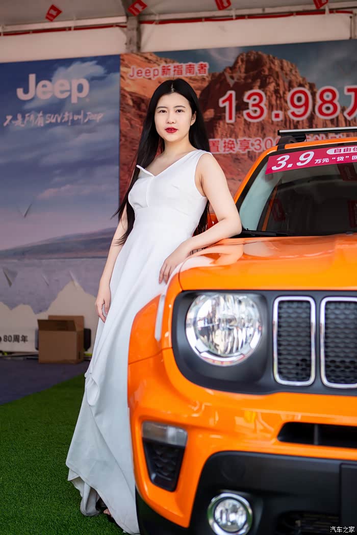爱车就来拍五一车展拍拍吉普自由侠的美女车模