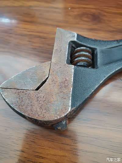 扳动小螺母时,所用力矩不大,但螺母过小易打滑,故手 应握在接近板头的