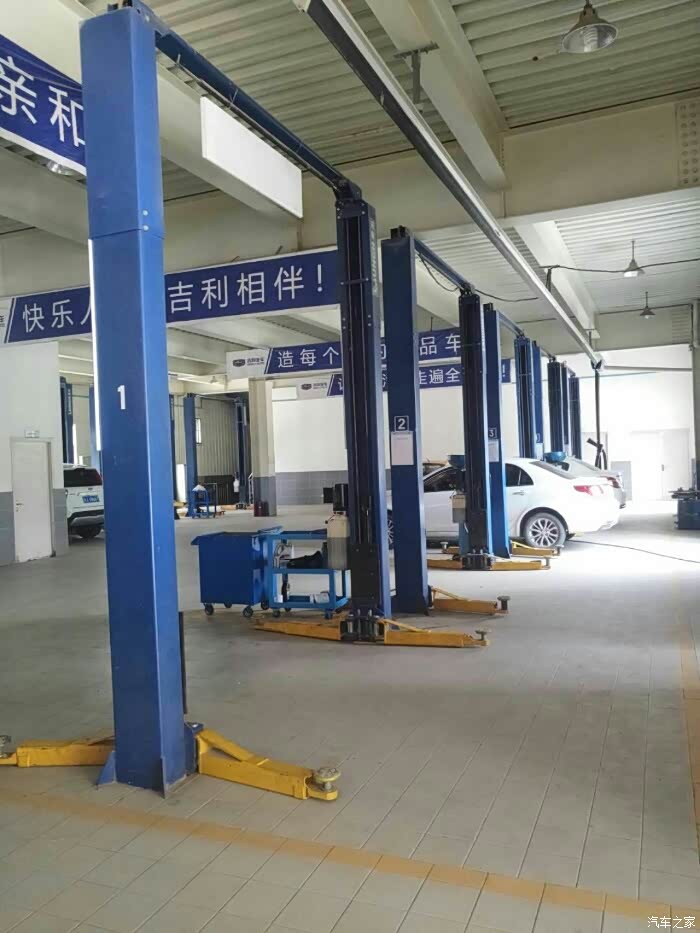 车间里整齐干净!角落里换有在保养的汽车!话说这服务也不错!