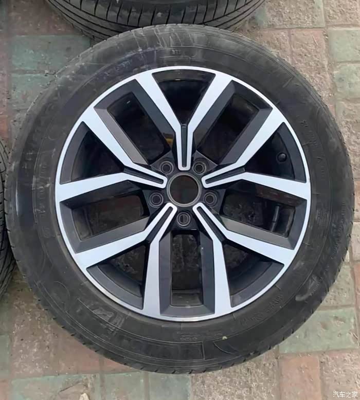 收四个小花瓣17寸的轮毂,如图,带价私聊