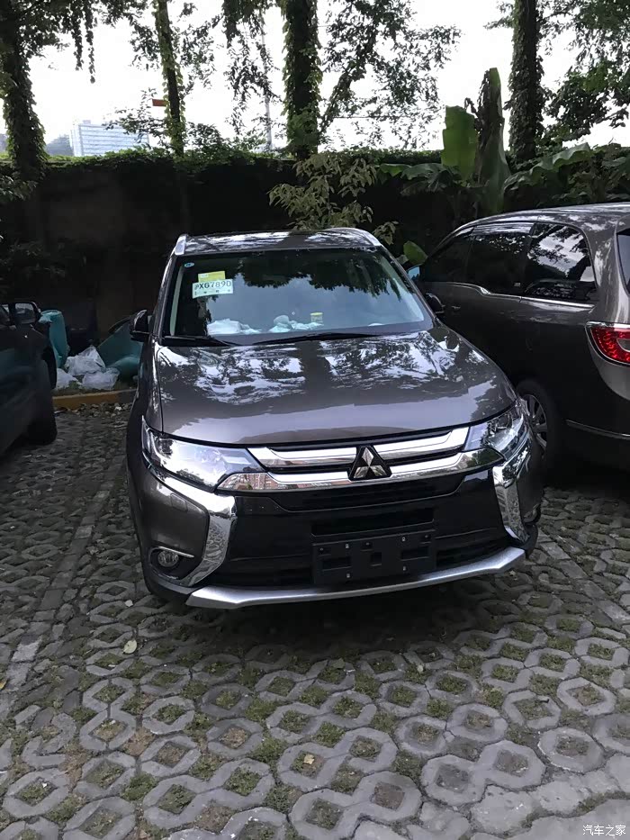 求棕色欧蓝德车主给拍图片,尤其是前后保险杠近景图片.