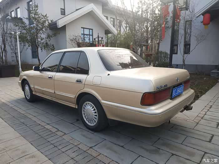 岁月如歌偶遇老款丰田皇冠