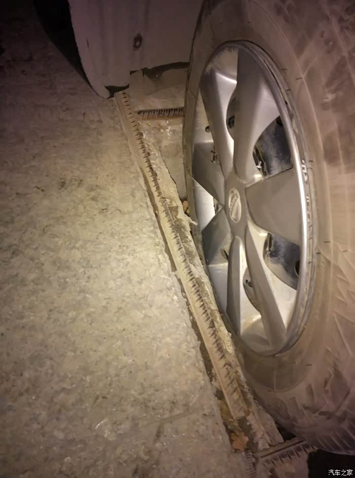 【图】今天车掉下水道了,看看严不严重_阳光论坛_汽车之家论坛