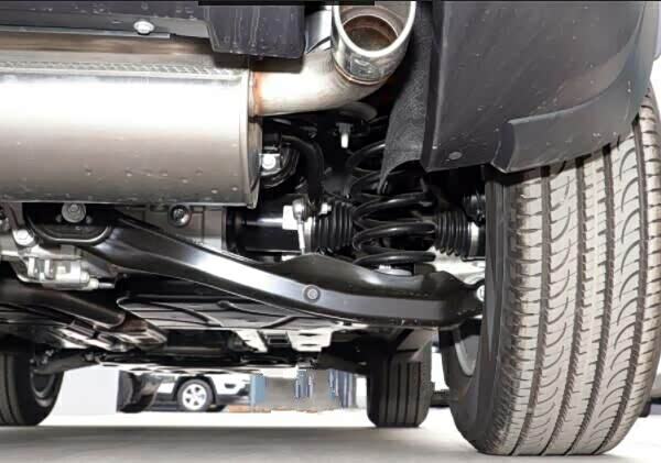 jeep自由光车身两侧打造的尽显稳重硬朗