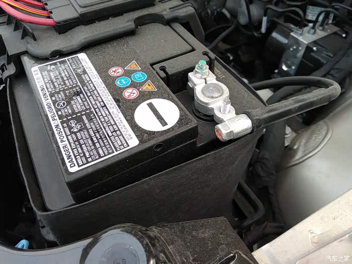 刚提的宝来,电瓶缺个螺丝.正常吗?