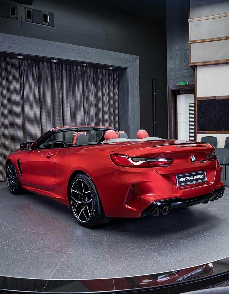 宝马m8雷霆敞篷版,红色时尚尽显运动风格
