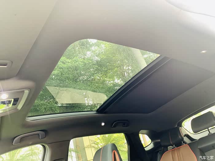 还有一个全景天窗,等天气好,可以带上老婆外出郊游,看星星