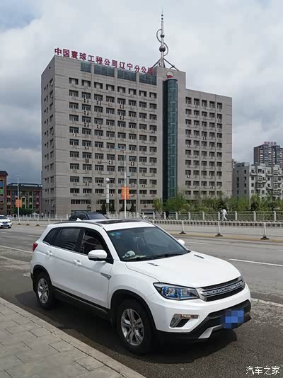 大白的侧面车身的设计给人安全感