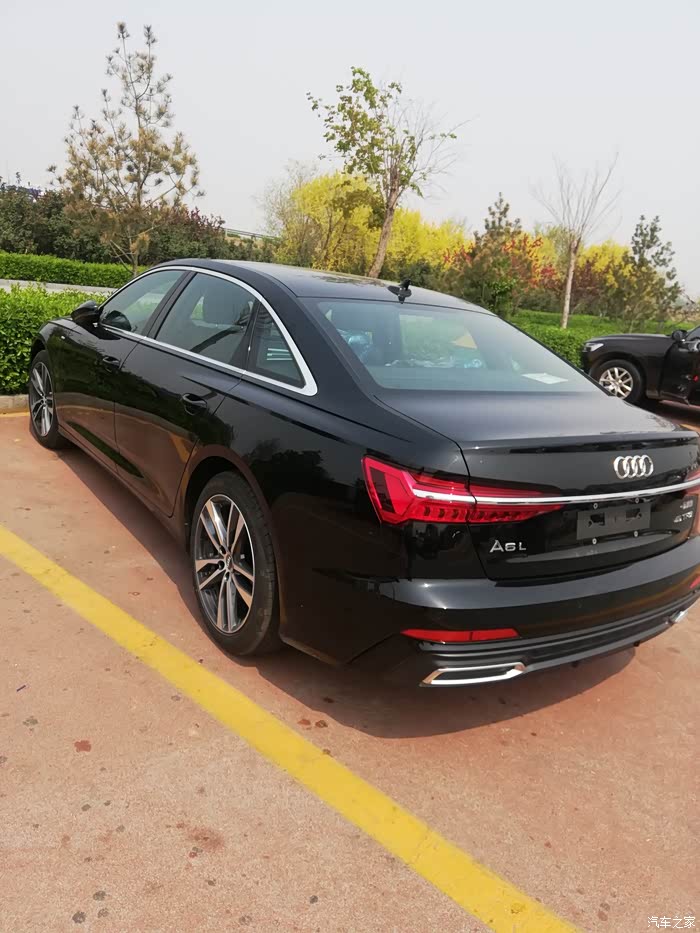 奥迪a6l2019款45动感