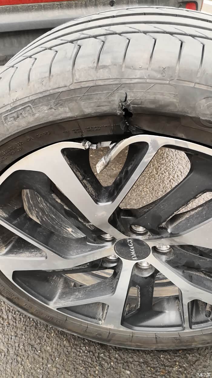 领克01轮毂段断车胎爆