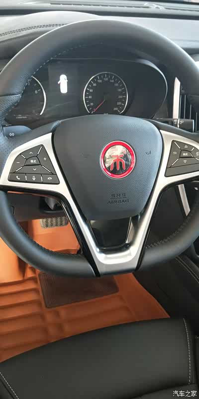 多功能方向盘,环抱式座舱设计  营造家的氛围 搪塑软内饰  质感触感