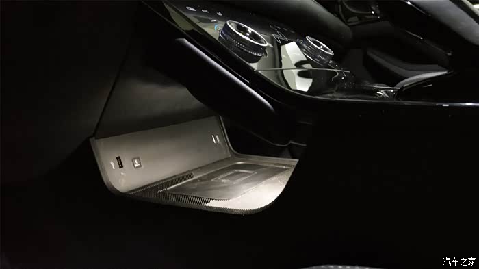 该有的氛围灯也设计的是恰到好处,看上去上档次,而且也超级实用.