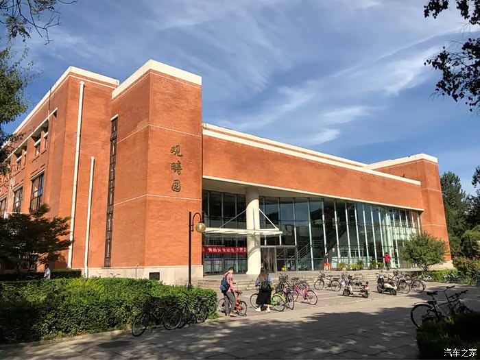 北京清华楼的颜色也是有寓意的,又红又专,红色工程师的摇篮!