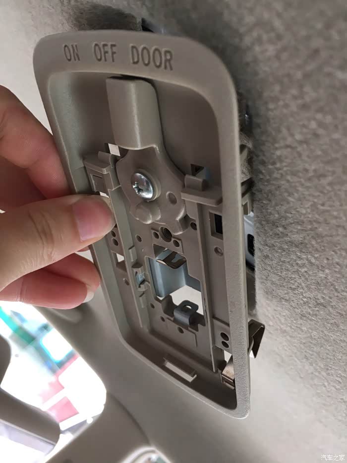 全网首例花冠diy加装现代前顶阅读灯(奶爸原创)