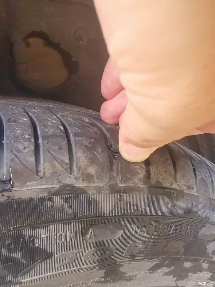 轮胎胎冠被石片割了个口子这种情况可以补吗