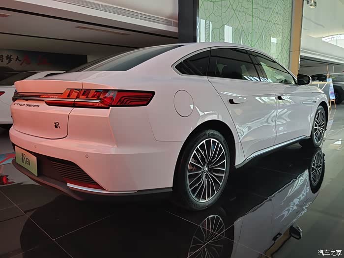 白色汉ev,颜值真高