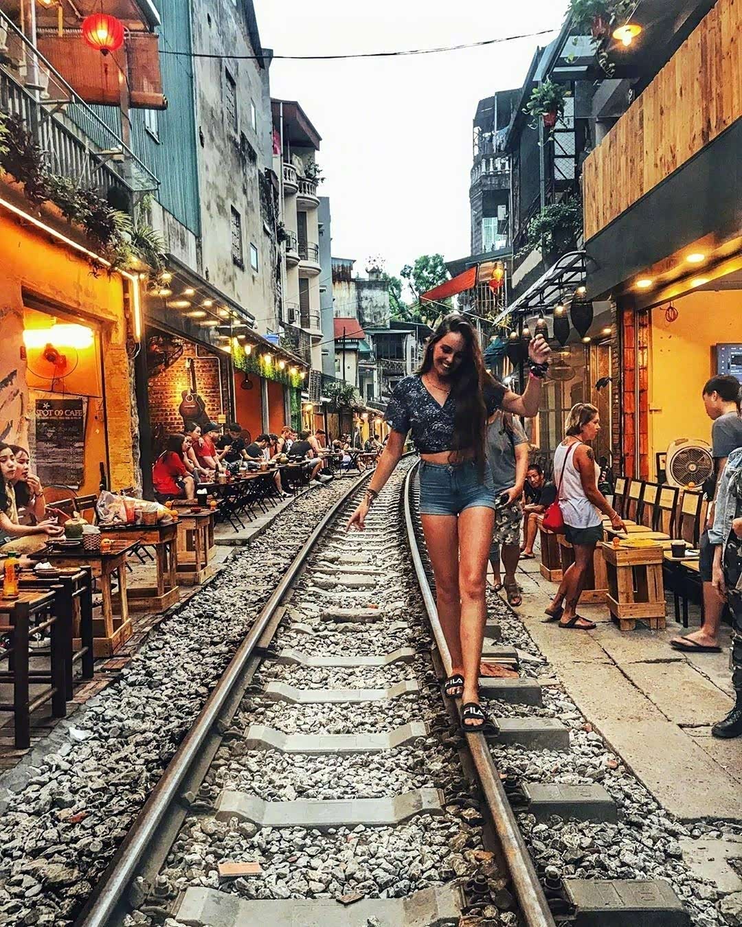 多想与你携手越南河内火车街,体验那最美的异域风情.