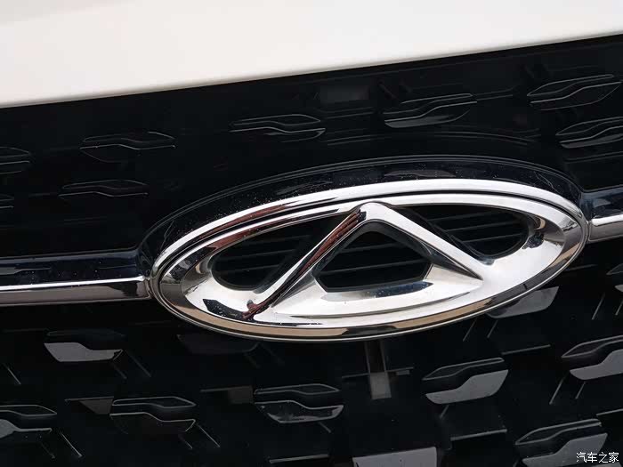 小艾前脸中网处的奇瑞车标,车标设计是简单又大方的,颜值较高,确实