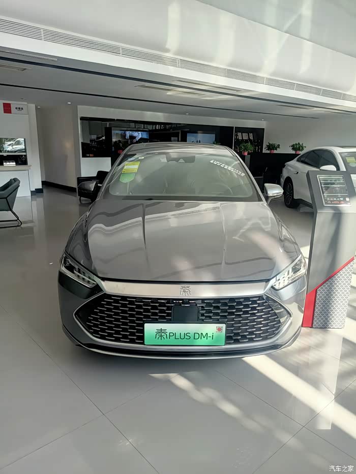 比亚迪秦plusdmi前脸看起来特别霸气