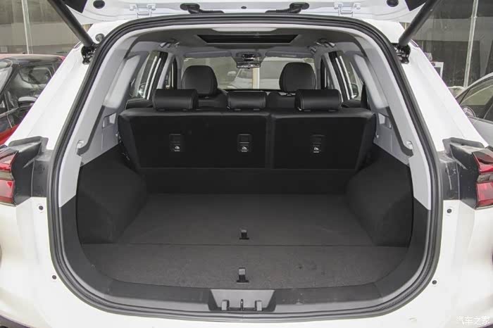 虎八后备箱.哦对,据说高配有脚踢感应功能?貌似高大感觉