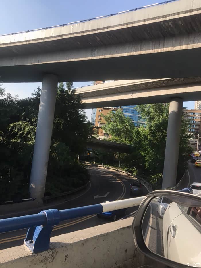 重庆道路的结构,错综复杂,一错再错