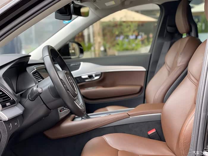 车子体型比较大,所以内部空间很宽敞,前排中排后排的空间都比较合理