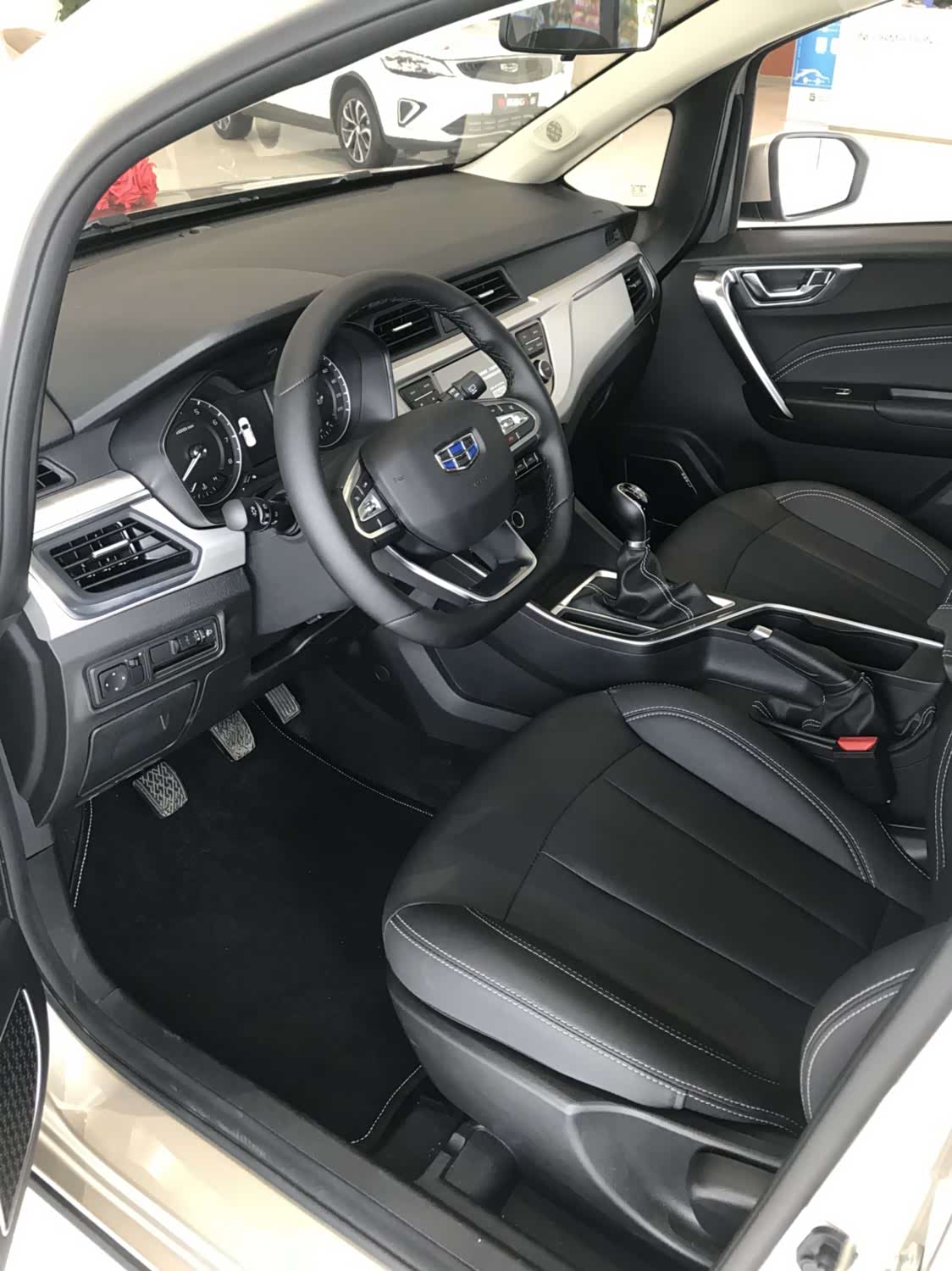 吉利远景x3时尚动感,内饰也十分的个性