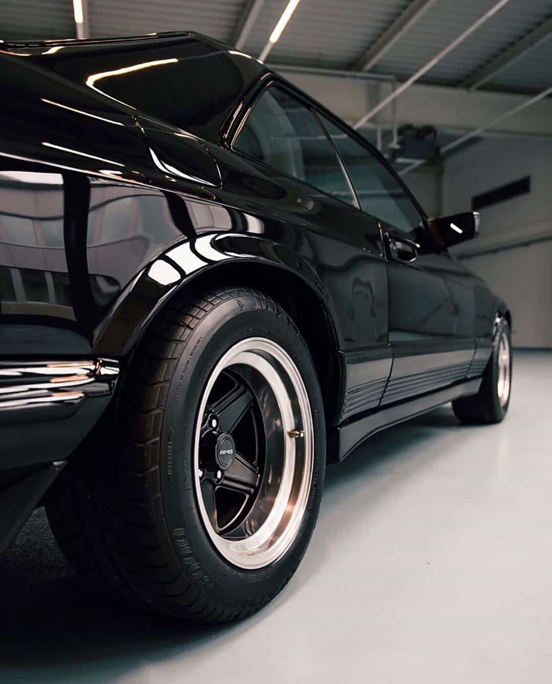 这个黑色车漆太帅了气场十分强大