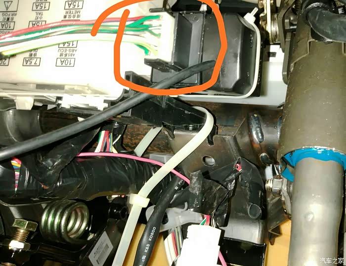 今天发现左转向灯不亮,听到闪光继电器快速吸合分开,到家检查检