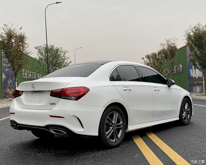 奔驰a180l运动轿车