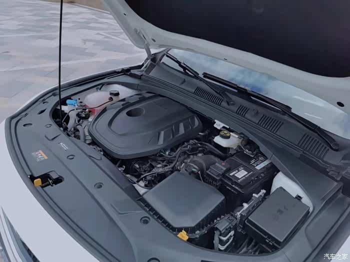 发动机舱整洁明了,每个线路设计都井井有条的