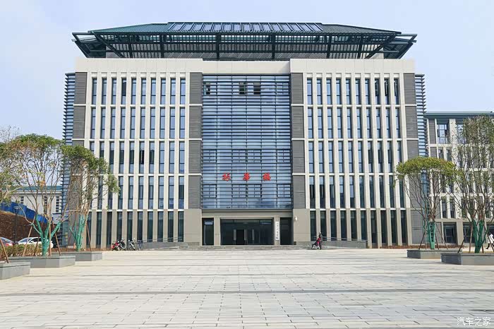 在武大不仅仅是看樱花,还有武大建筑群的风采