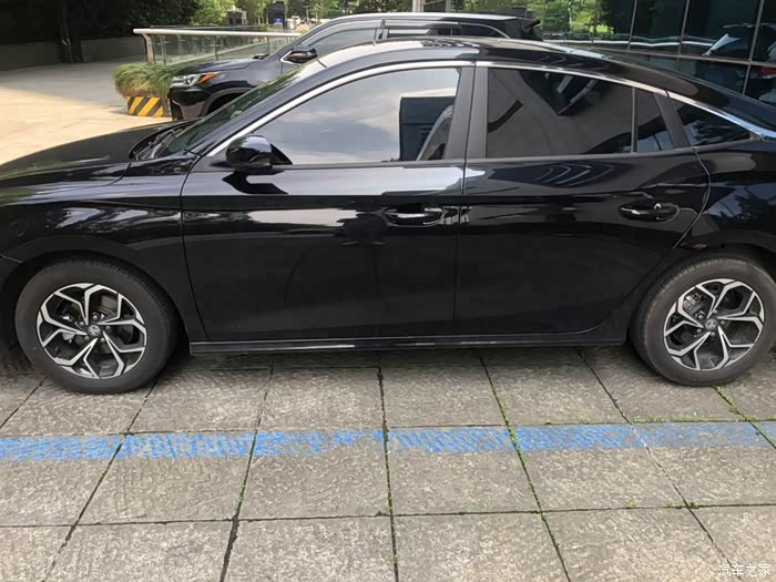 我的名爵5 黑色的车还不错