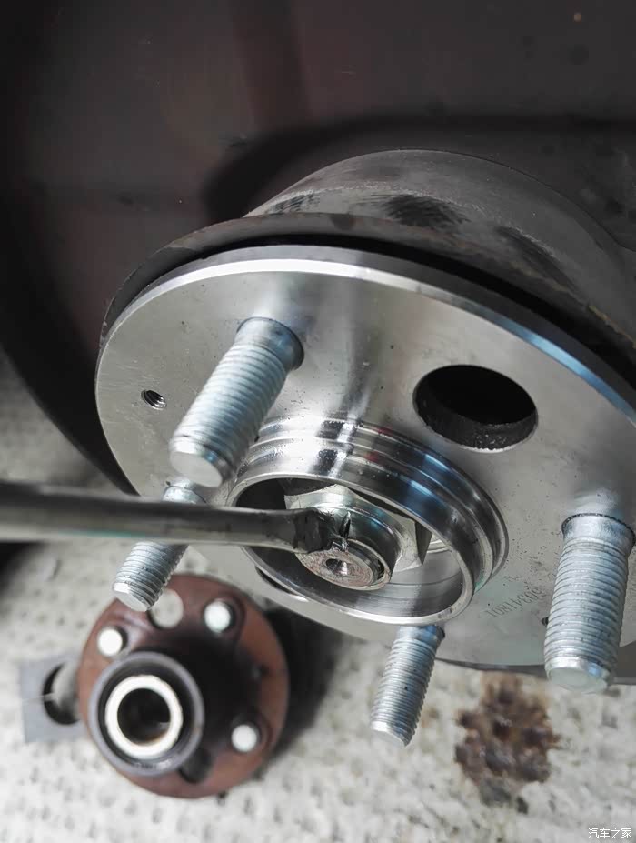 自己动手更换08款本田思迪左后轮轴头