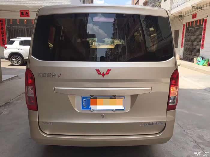 金色的五菱荣光v看着很高大上