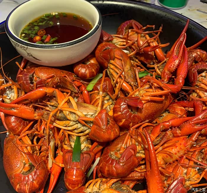 但是说实话,还是路边摊那种小夜市上的龙虾最入味啦