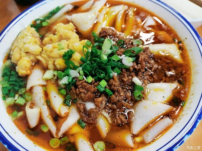 随便找了一家陈宽粉,貌似也不错的样子.炸酱宽粉11元.