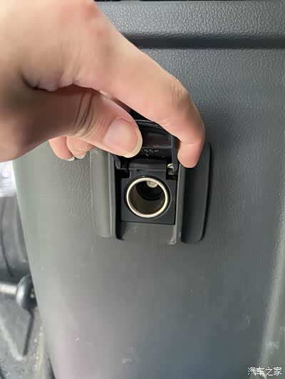 后备箱还有一个12v的电源.