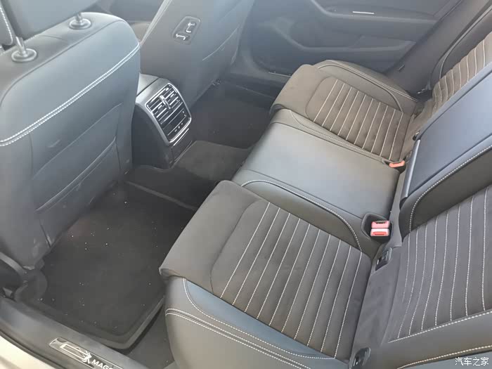 座椅迈腾采用了翻毛皮,显得更高级一些.