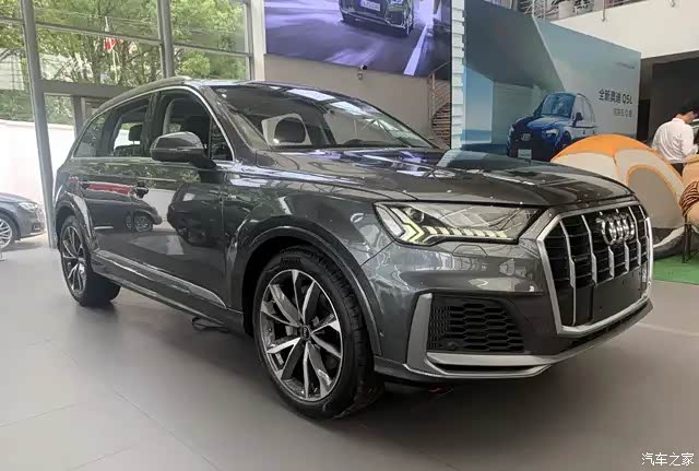 奥迪q7实车,外形是简洁动感的车身设计,天云灰的车漆