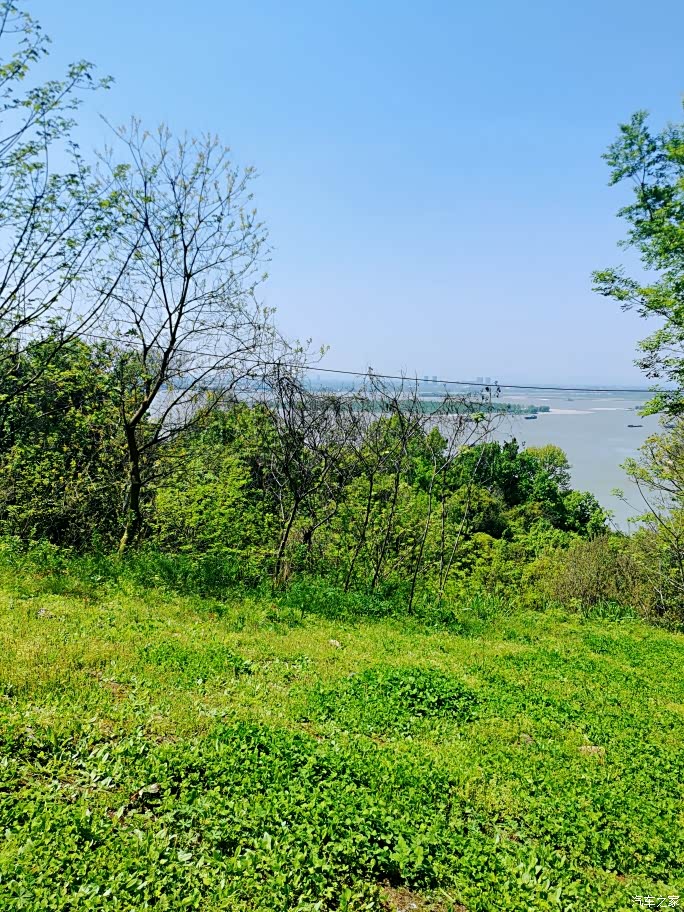 行驶在山野林间的一抹红