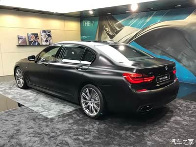 宝马7系黑焰版首发亮相,6缸动力,红色内饰更特别!