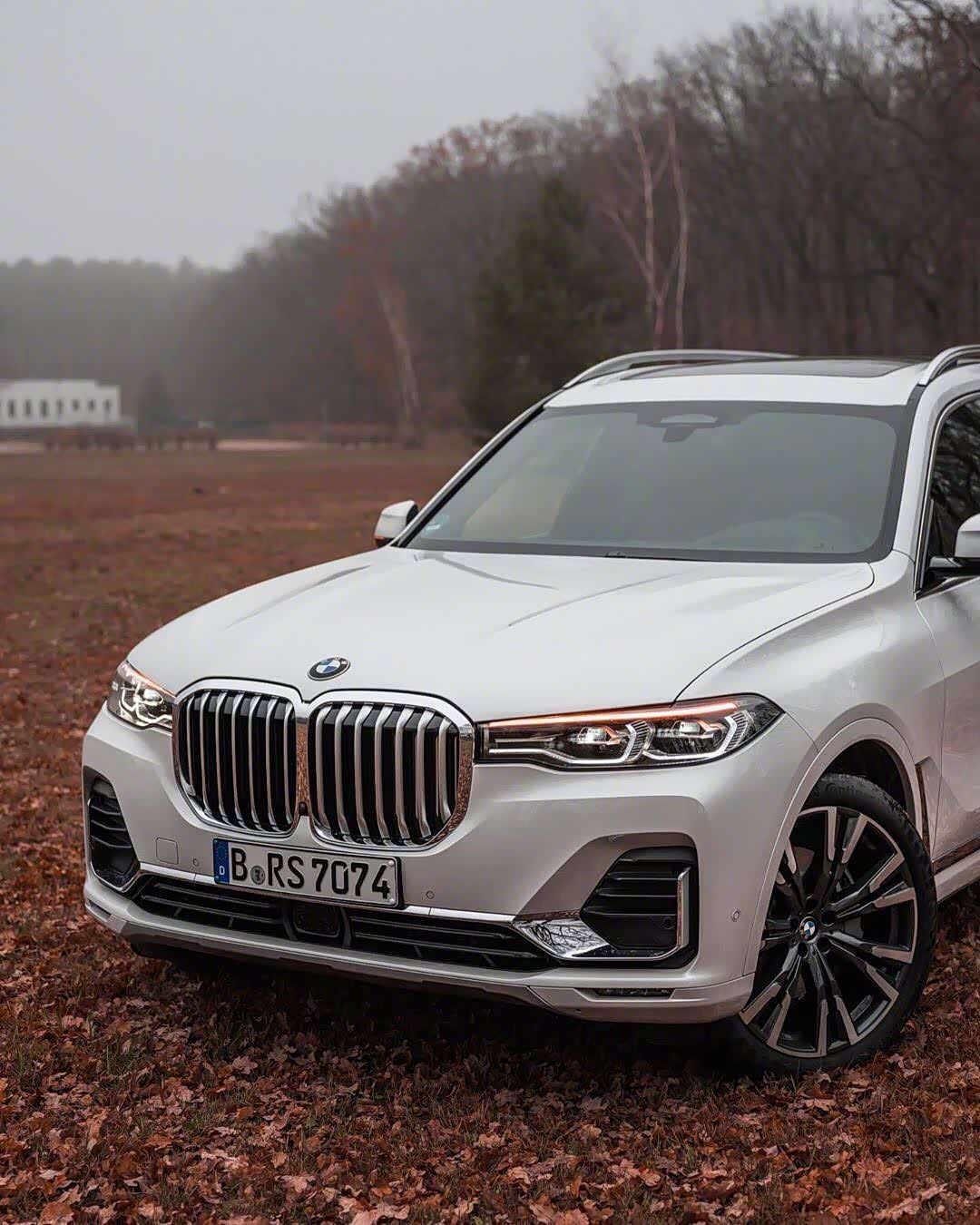 看这么多颜色的宝马x7还是白色最喜欢