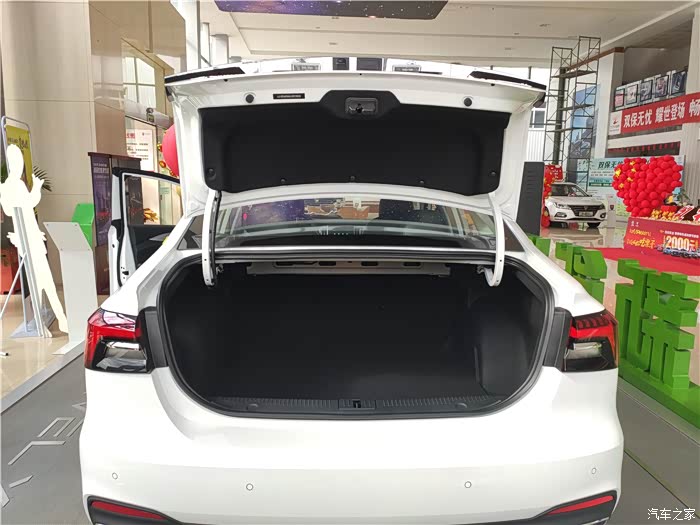 白色的荣威i6max,还是很优雅大气的!