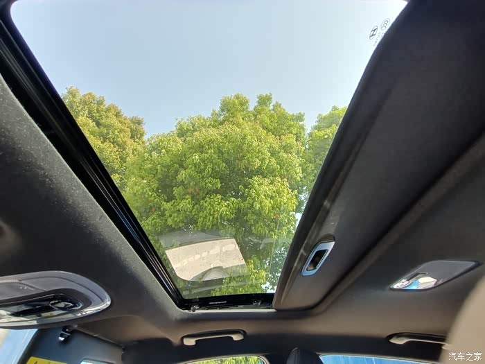 还有它的一个小天窗,当早上开着它去上班,能在车里感受到今天的第一缕