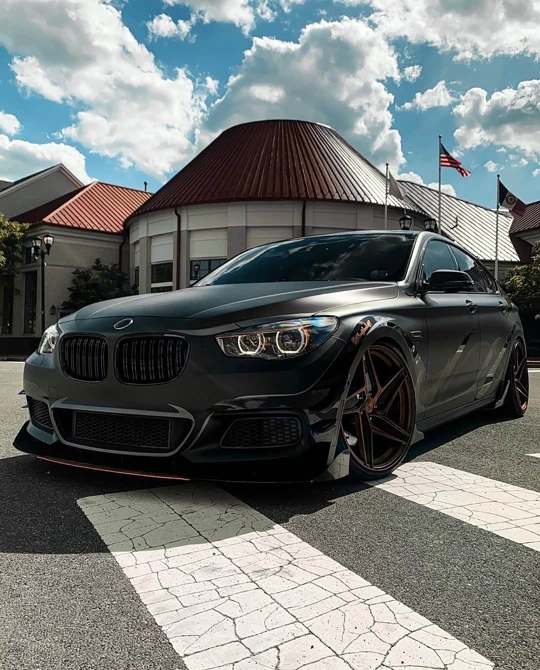 这台黑化后的5系gt改装的十分帅气绝对算得上是一台黑武士