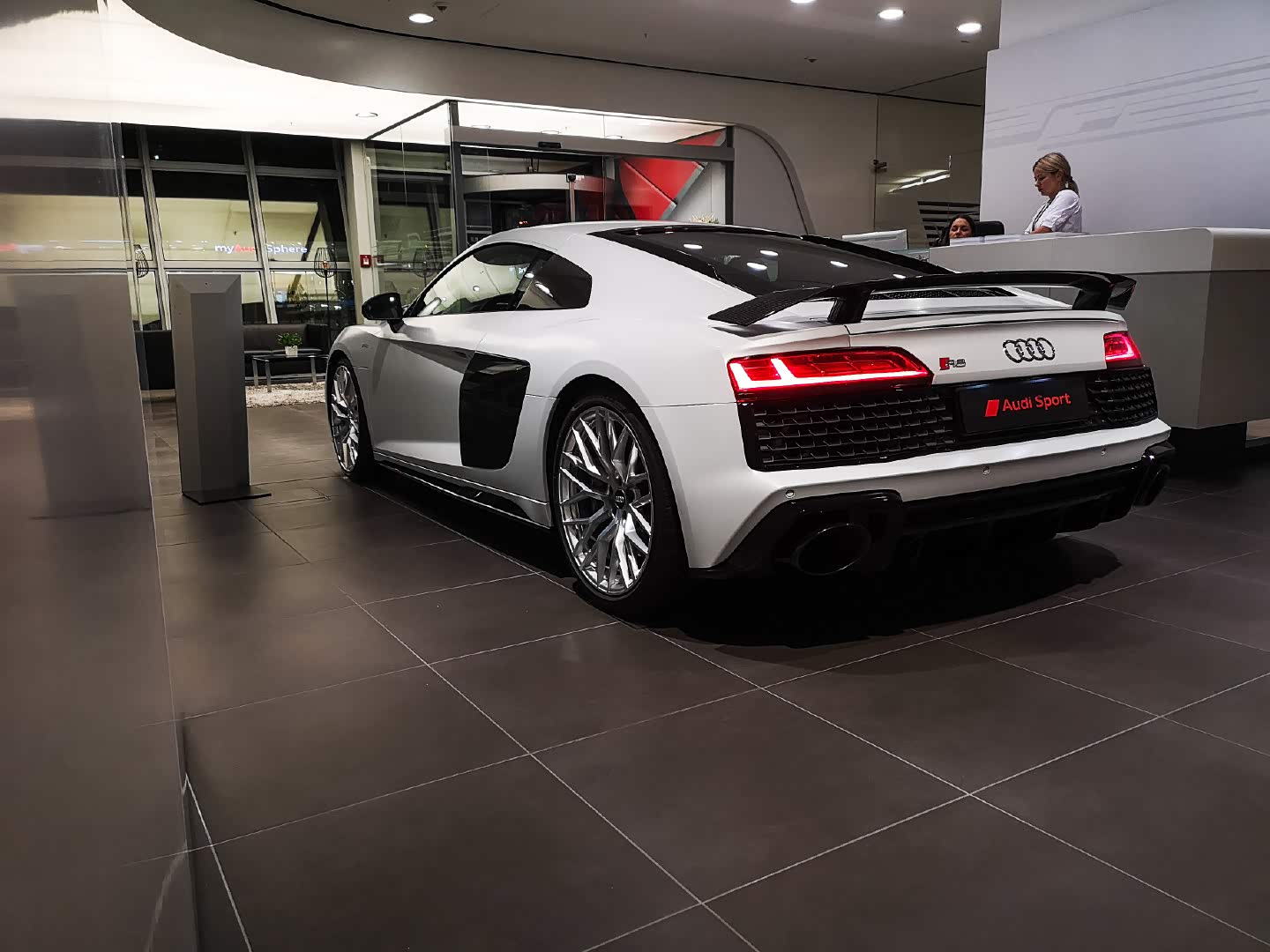 白色的奥迪r8,看起来干干净净的感觉.