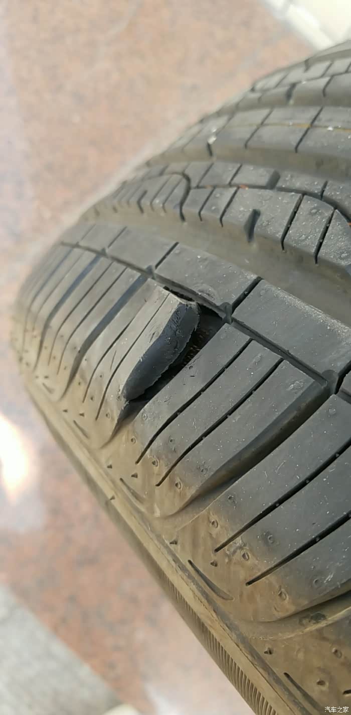 起亚嘉华高速爆胎